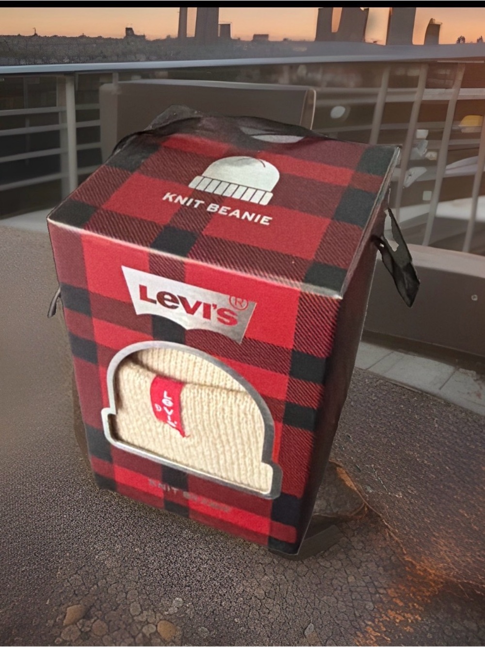 Levi's Unisex One Size Fits All Red Tab Knit Beanie. Cream. New In Gift Box.